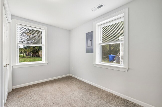 Building Photo - 608 Lakeshore Dr