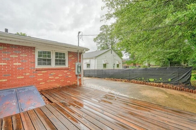 Building Photo - 215 Collins Ave