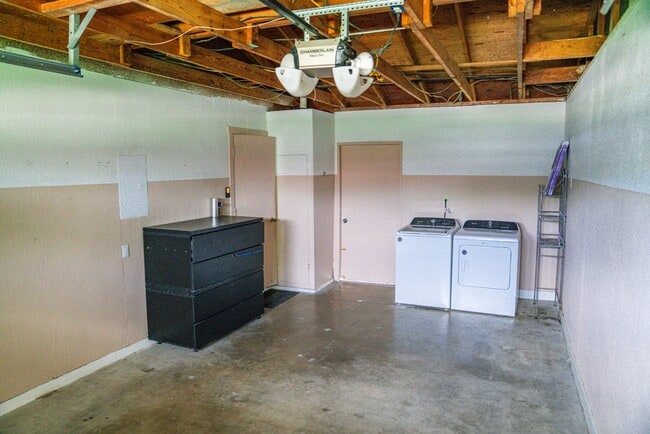 Building Photo - 142 Meadow Glen Dr