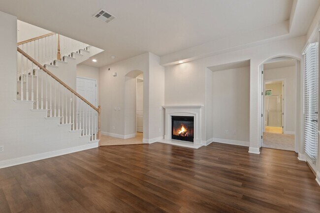 Building Photo - Gated Somersett Home!