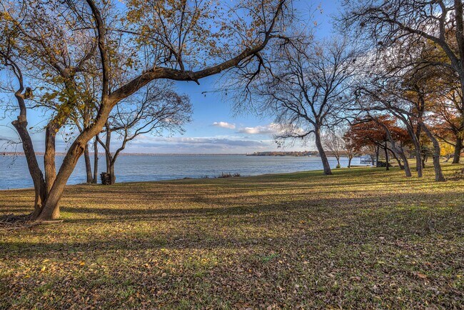 Building Photo - 8606 Columbia Dr