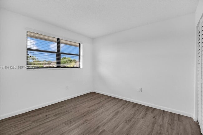 Building Photo - 9785 Nob Hill Ct