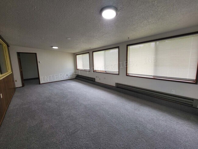 Building Photo - 3 Bd 1.5 ba Ranch Style Home in NE PDX With Washer/Dryer Hook-ups, Fenced Backyard & 2 Car Garage!