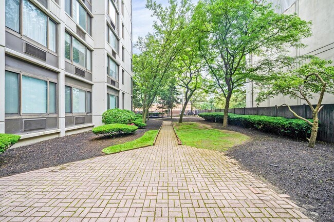 Building Photo - 45 River Dr S