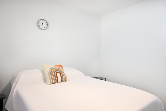 Building Photo - 3011 Pine Tree Dr