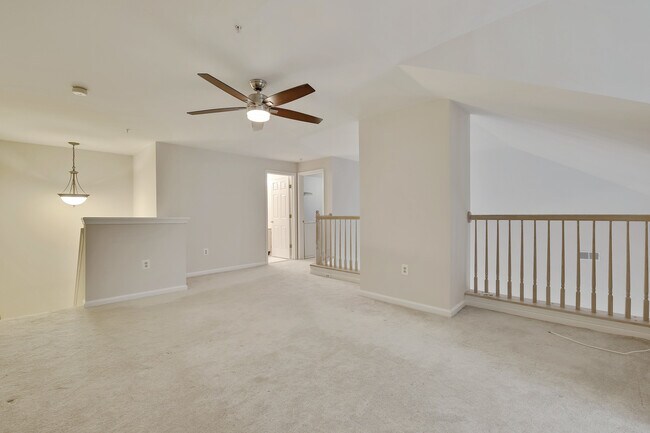 Building Photo - Top-Floor 3BD/3BA seconds to Downtown Crown!