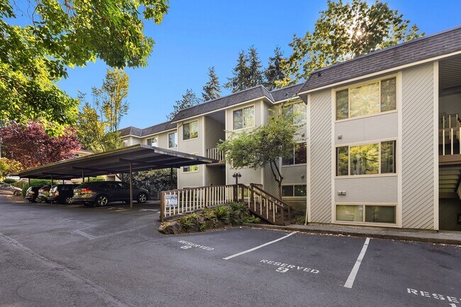 Building Photo - Spacious 2 bed, 1.25 bath, convenient loca...