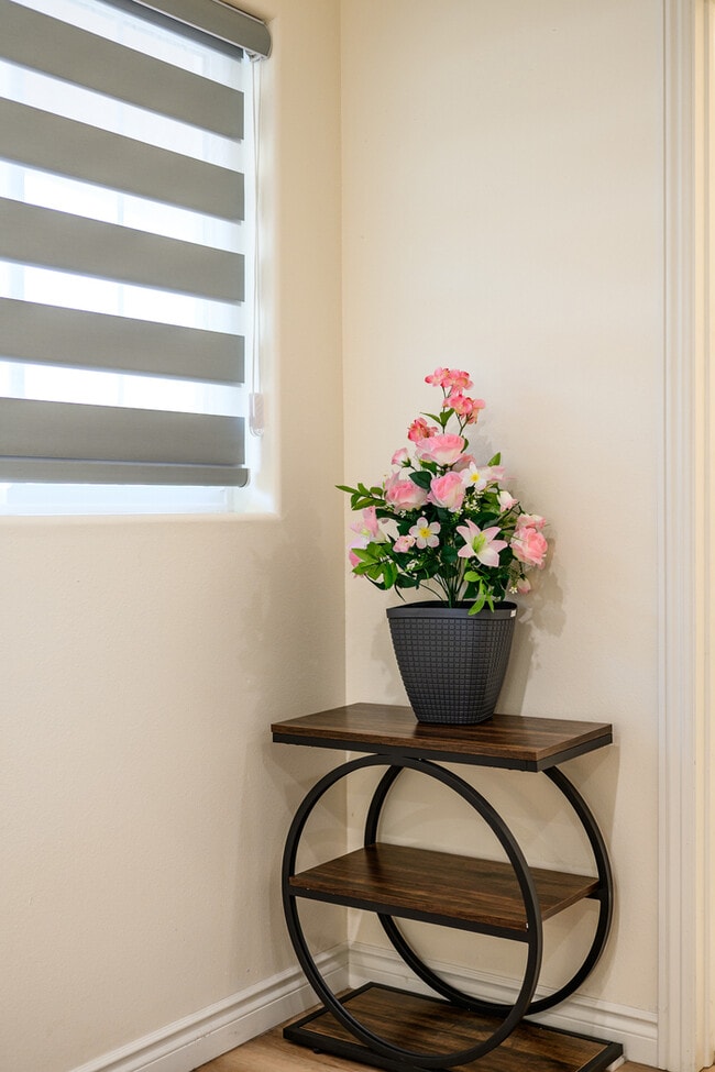 Building Photo - Stylish & Bright 2 Bed 2 Bath | Fully Furnished | Move-In Ready