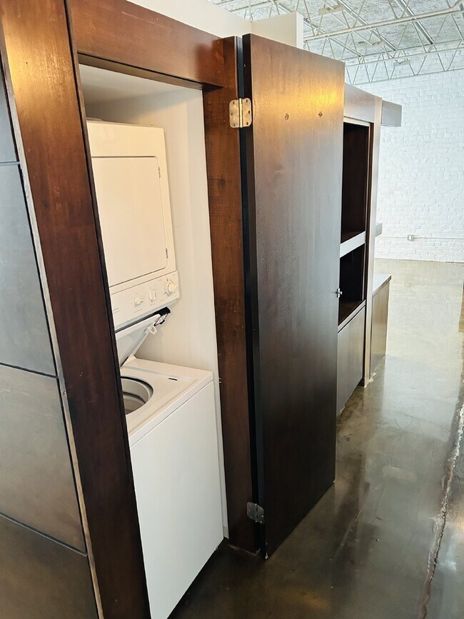 Building Photo - Downtown Living: 1 Bdrm/1 Bath Condo in Fulton Motor Lofts with reserved parking! Available Now!