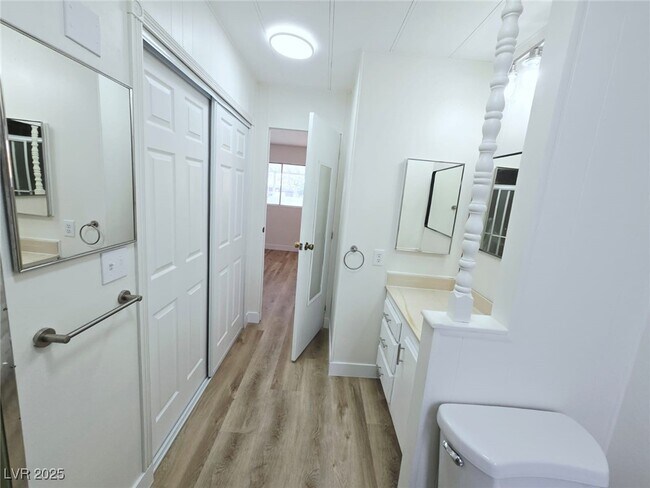 Building Photo - 220 Hopi Ln