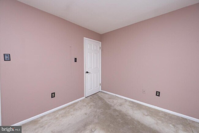 Building Photo - 85 Pinewood Dr