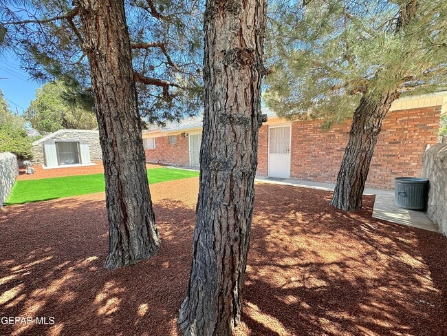 Building Photo - 5801 Beaumont Pl