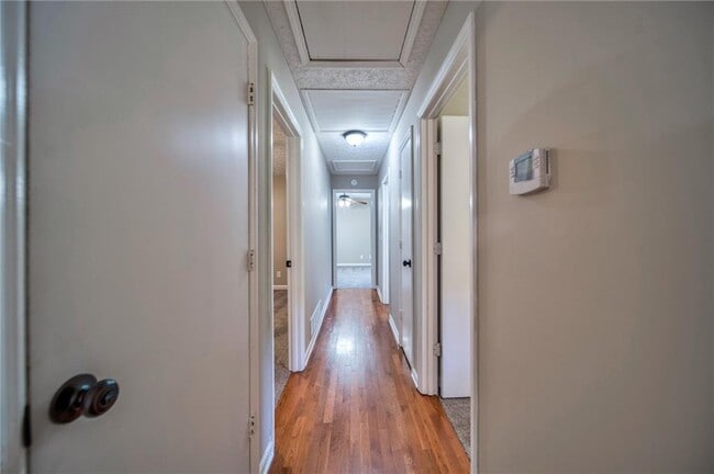 Building Photo - 216 Cedar Valley Ct