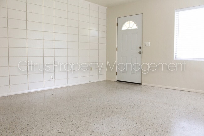 Building Photo - Two Bedroom Duplex