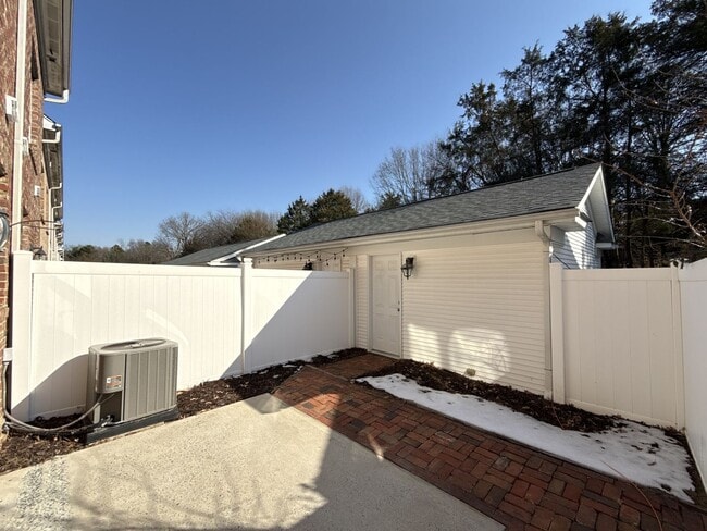 Building Photo - 8636 Beaver Creek Dr