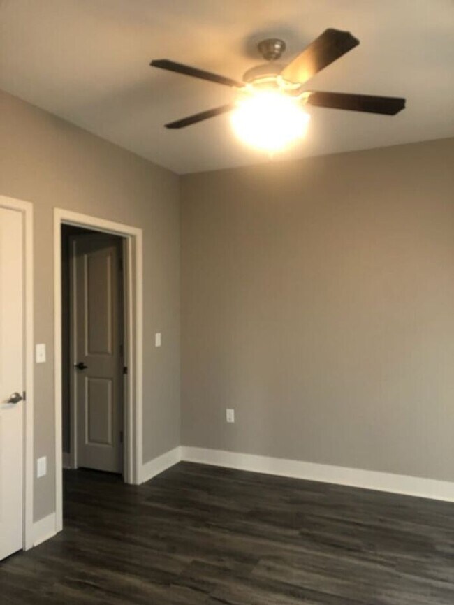 Building Photo - 2 Bedroom Luxury Apartment in the Northland of KCMO