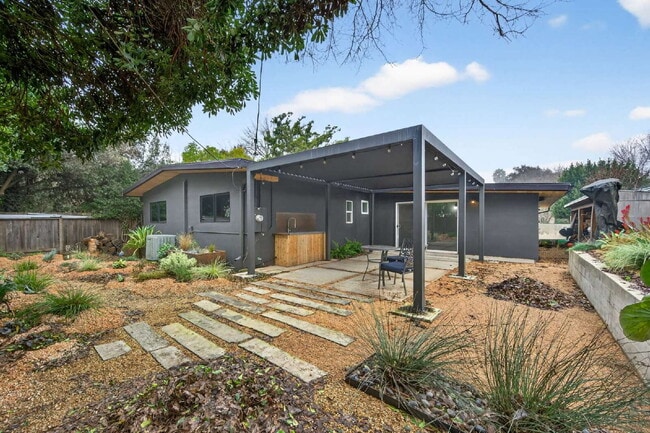 Building Photo - Not your average Davis rental.