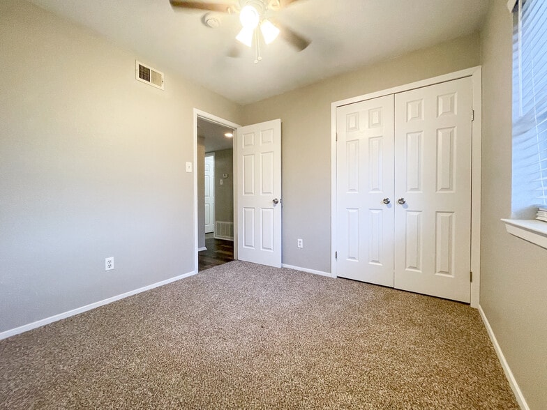 Building Photo - 407 N Bermuda St