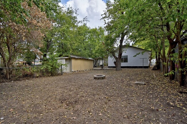 Building Photo - Hyde Park Hideaway! 3/2 with washer/dryer,...