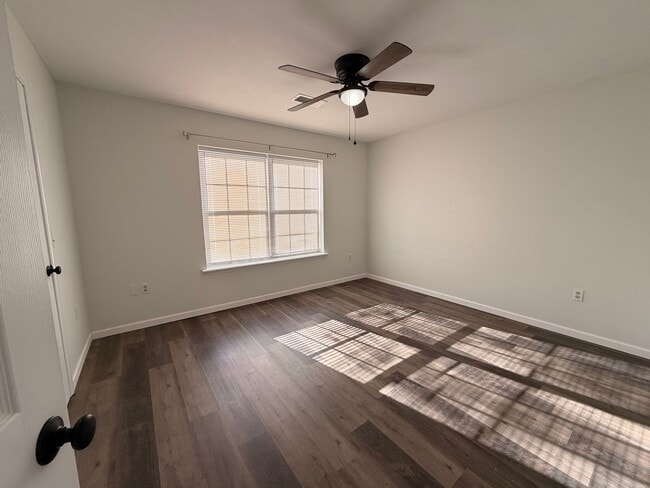 Building Photo - Welcome to this conveniently located home in Russellville, AR, a place where comfort meets style.