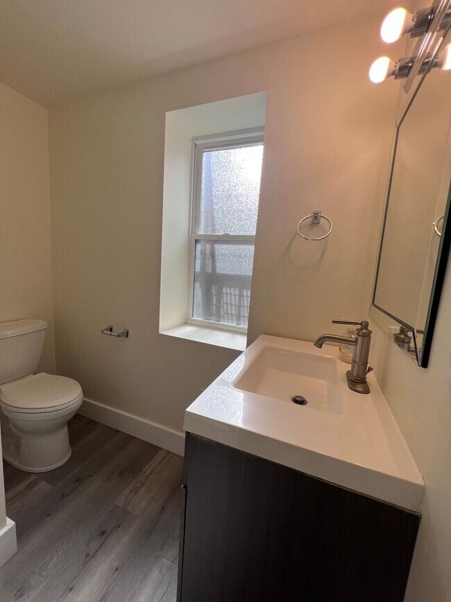 Building Photo - Internet included- 2BR apartment with office!
