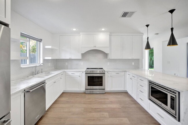 Building Photo - 2141 NE 62nd Ct