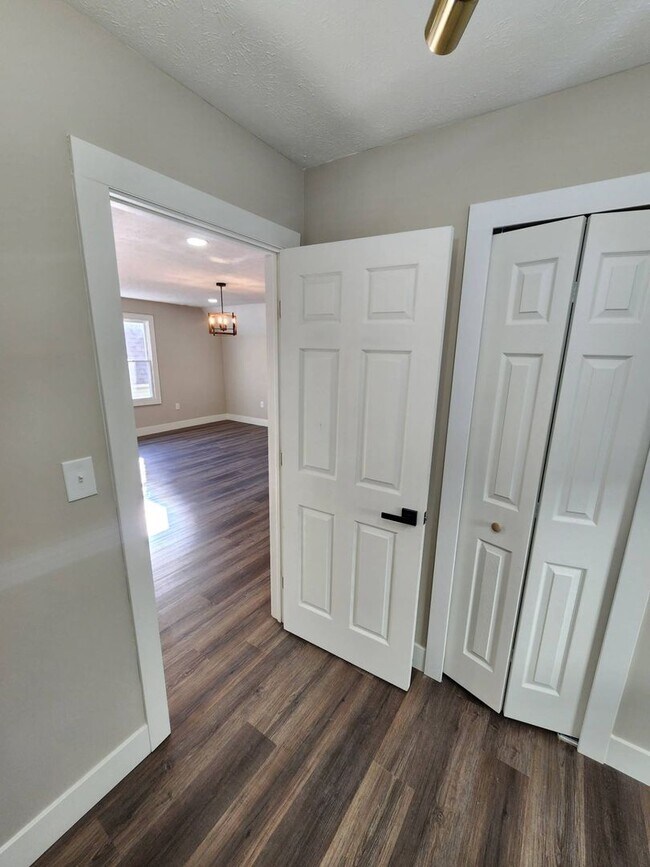 Building Photo - 1565 Hopkins Ave