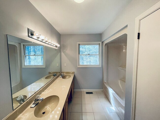 Building Photo - 2-Bedroom Townhouse with Garage & Pool on ...