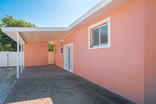 Building Photo - 2173 W Vina Del Mar Blvd