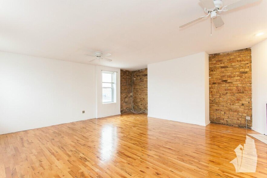 Building Photo - 2057 W Dickens Ave