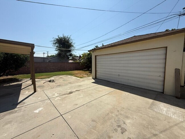 Building Photo - 6008 Greenmeadow Rd