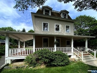 Building Photo - 59 Forest St