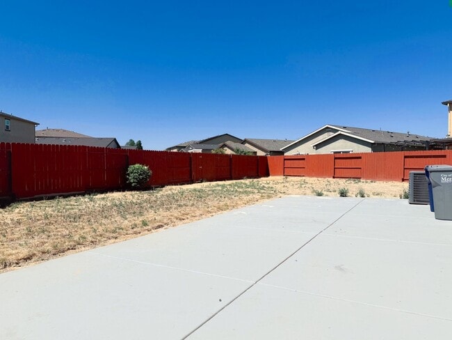 Building Photo - Spacious 4 bedroom/2 bath home waiting to ...