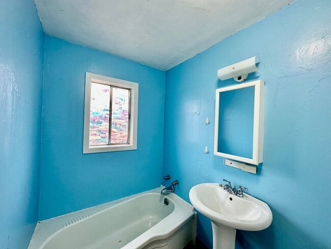 Building Photo - 2bdrm, 1 bath house with shed near Jeld We...