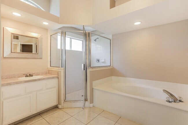 Building Photo - 265 Maplewood Dr