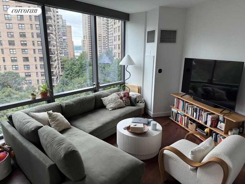 Primary Photo - 200 W 67th St