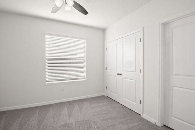 Building Photo - "Spacious 3-Bedroom Townhouse Oasis with 2...