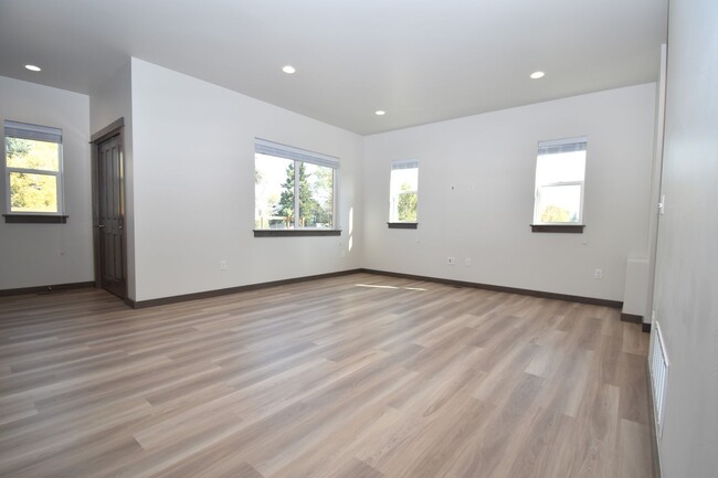 Building Photo - Gorgeous and Brand NEW 3 Bedroom with doub...