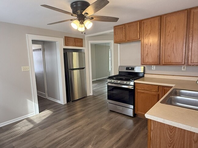Building Photo - Private 4 bedroom home in West Allis
