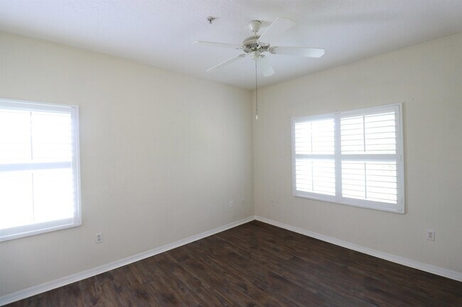 Building Photo - 625 Fairway Dr
