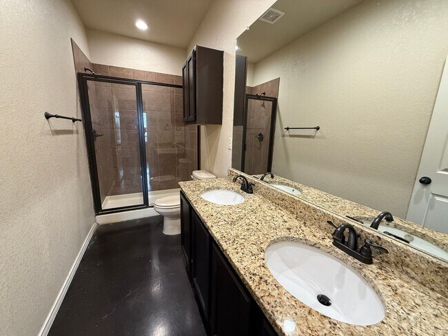 Building Photo - Modern Duplex in Prime Location