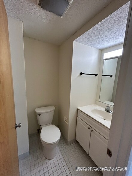Building Photo - 154 N Beacon St