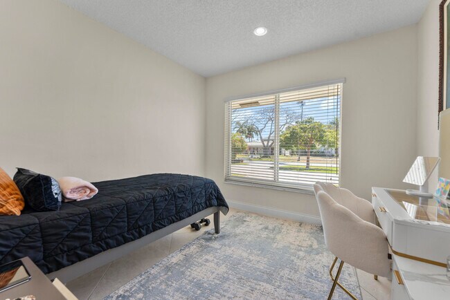 Building Photo - 401 NE 10th Terrace