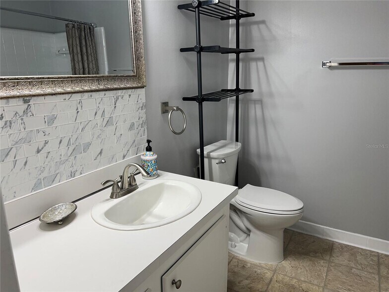Primary ensuite bathroom - 3535 41st Ter S
