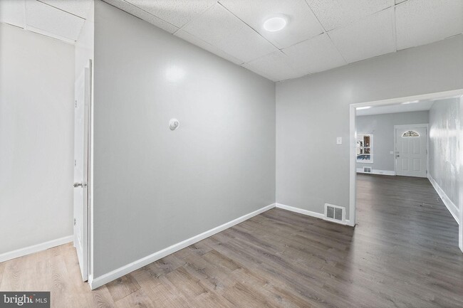 Building Photo - 1249 Kenwood Ave