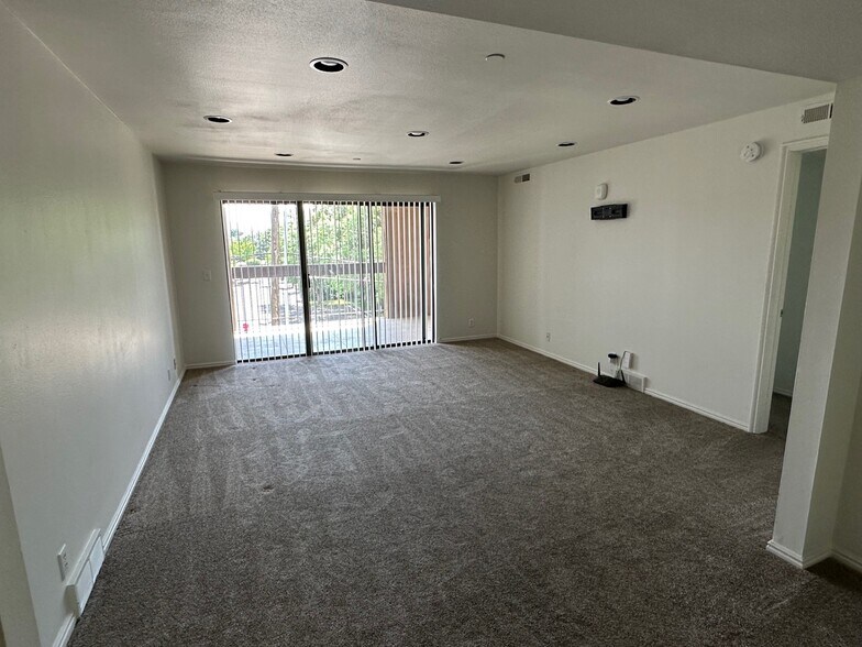Building Photo - 2244 N Canyon Rd