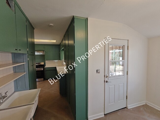 Building Photo - 404 S Cherry Ave