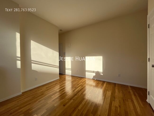 Building Photo - 207-209 West 11th Street -4AB