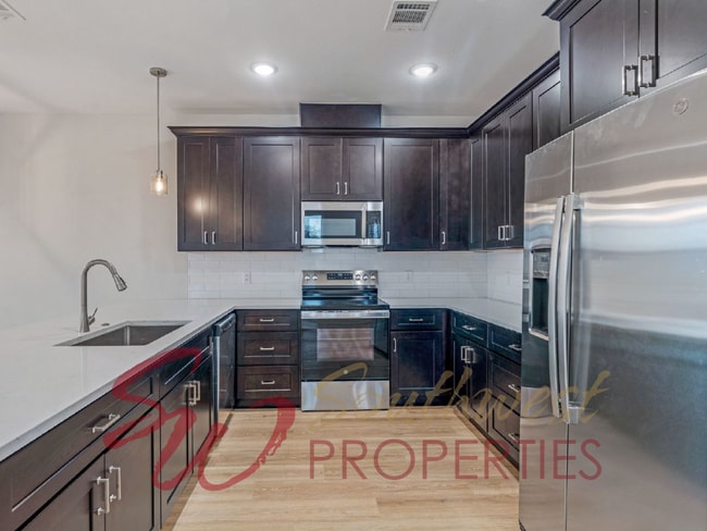 Building Photo - Gorgeous 3 bedroom townhome with a quick, easy walk to TSU campus!