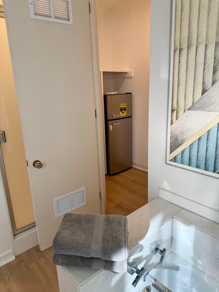 Building Photo - 910 Benedict Canyon Dr